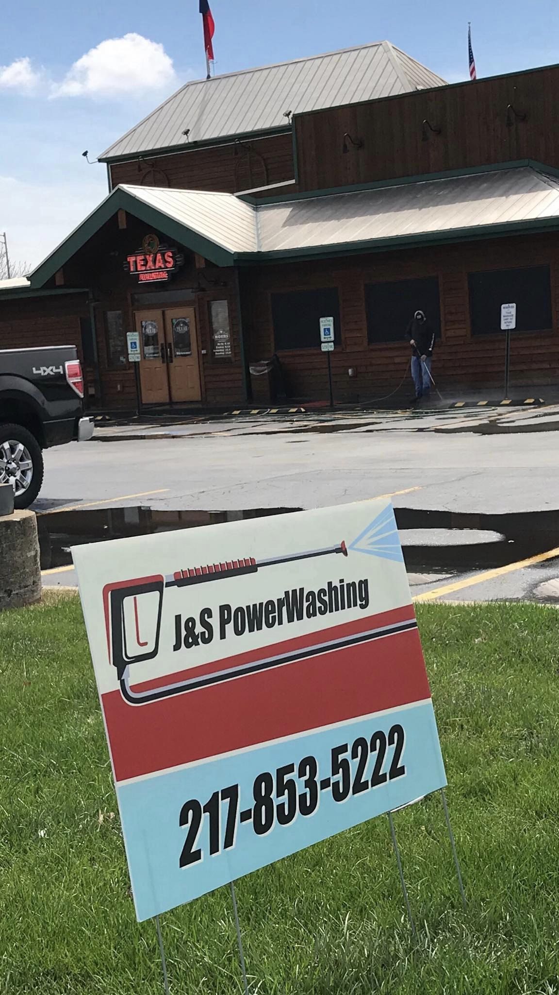 Commercial Pressure Washing Texas Roadhouse in Forsyth, IL Thumbnail